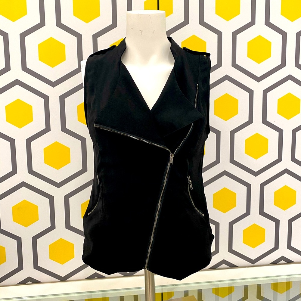 Lightweight cross zip vest